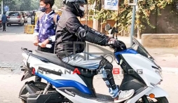 Suzuki ra mắt dòng xe máy điện mới: Ngoại hình giống hệt Honda PCX, có cả cổng sạc điện thoại